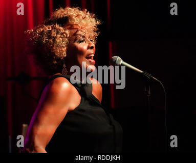 Los Angeles, CA, USA. 17 Jan, 2019. L'acteur musicien - THELMA HOUSTON, honoré au Grammy Museum, Los Angeles, CA, USA, le 17 janvier 2019. Mme Houston est une chanteuse et actrice. Elle a obtenu un premier succès en 1977 avec son enregistrement de ''Don't me quitter de cette façon'', qui a remporté le Grammy de la Meilleure Performance Vocale R&B. Il y a 25 ans jour pour jour, Mme Houston a perdu son Grammy Award dans le terrible tremblement de terre de Northridge. Scott Goldman, directeur artistique pour le Grammy Muesum, a remis à Mme Houston avec un Grammy award de remplacement. Mme Houston effectué quelques-uns de ses plus grands bonjour Banque D'Images