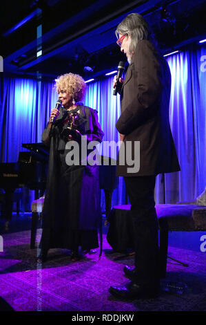 Los Angeles, CA, USA. 13 Jan, 2017. L'acteur musicien - THELMA HOUSTON, honoré au Grammy Museum, Los Angeles, CA, USA, le 17 janvier 2019. Mme Houston est une chanteuse et actrice. Elle a obtenu un premier succès en 1977 avec son enregistrement de ''Don't me quitter de cette façon'', qui a remporté le Grammy de la Meilleure Performance Vocale R&B. Il y a 25 ans jour pour jour, Mme Houston a perdu son Grammy Award dans le terrible tremblement de terre de Northridge. Scott Goldman, directeur artistique pour le Grammy Muesum, a remis à Mme Houston avec un Grammy award de remplacement. Mme Houston effectué quelques-uns de ses plus grands bonjour Banque D'Images