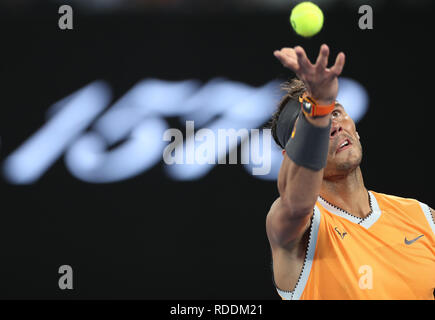 Melbourne, Australie. 18 janvier, 2019. L'Espagne de Rafael Nadal sert pendant la masculin 3ème match contre Alex de Minaur de l'Australie à l'Open d'Australie à Melbourne, Australie, le 18 janvier 2019. Credit : Bai Xuefei/Xinhua/Alamy Live News Banque D'Images