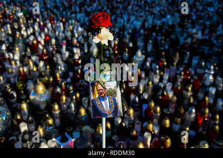 Portrait de Pawel Adamowicz vu parmi des bougies lors des funérailles des services commémoratifs. Pawel Adamowicz, le maire de la ville polonaise de Gdansk, fut assassiné sur scène pendant le Grand Orchestre de Charité de Noël, la Pologne est le plus important organisme de bienfaisance. Un cortège funèbre passera par les rues de Gdansk et son cercueil sera exposé jusqu'à minuit à la basilique Sainte-Marie où les citoyens polonais sera en mesure de rendre un dernier hommage au Président de Gdansk. Banque D'Images