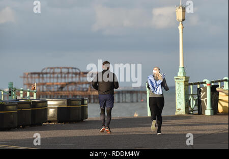 Brighton, UK. 18 janvier, 2019. Porteur sur un temps ensoleillé mais froid matin d'hiver le long front de mer de Brighton, le froid devrait se poursuivre tout au long de la Grande-Bretagne au cours des prochains jours de crédit : Simon Dack/Alamy Live News Banque D'Images