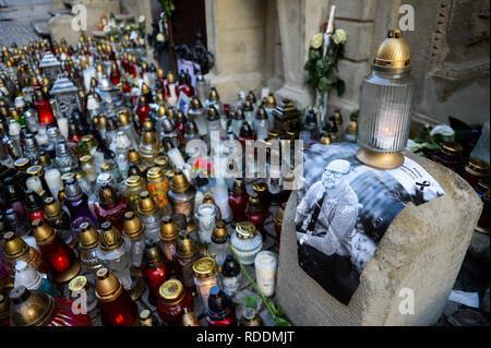 Portrait de Pawel Adamowicz vu parmi des bougies pendant la période de deuil à la vieille ville. Pawel Adamowicz, le maire de la ville polonaise de Gdansk, fut assassiné sur scène pendant le Grand Orchestre de Charité de Noël, le plus important organisme de bienfaisance. Un cortège funèbre passera par les rues de Gdansk et son cercueil sera exposé jusqu'à minuit à la basilique Sainte-Marie où les citoyens polonais sera en mesure de rendre un dernier hommage au Président de Gdansk. Banque D'Images