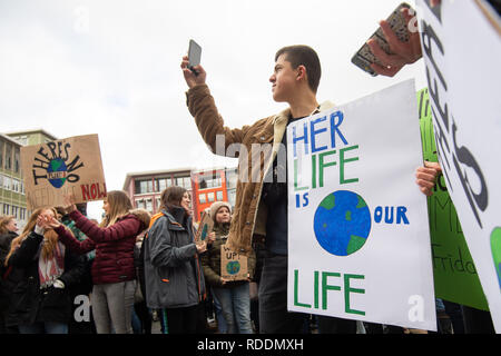 Stuttgart, Allemagne. 18 janvier, 2019. Un manifestant prend une photo lors d'une démonstration par les élèves contre le changement climatique. La campagne sous la devise 'vendredi pour avenir" est dirigé contre la politique climatique actuelle et se déroule dans plusieurs villes à travers l'Allemagne. Crédit : Sébastien Gollnow/dpa/Alamy Live News Banque D'Images