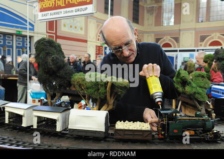 Londres, Royaume-Uni. 18 janvier 2019. Un homme se préparer un train à voie étroite de 16 mm au London l'ingénierie des modèles Exposition, qui s'est ouverte aujourd'hui à l'Alexandra Palace, Londres. L'exposition de Londres l'ingénierie des modèles est maintenant dans sa 23e année, et attire environ 14 000 visiteurs. Le salon offre une vitrine à l'ensemble de la modélisation de l'ingénierie des modèles traditionnels, les locomotives à vapeur et les moteurs de traction jusqu'à la plus gadgets modernes et les garçons jouets comprenant les camions, bateaux, avions et hélicoptères. Crédit : Michael Preston/Alamy Live News Banque D'Images