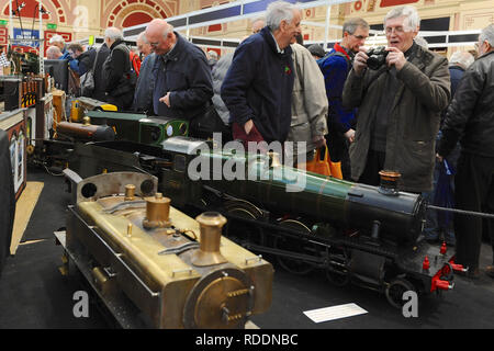 Londres, Royaume-Uni. 18 janvier 2019. Les visiteurs à la recherche de modèles à grande échelle de trains sur l'affichage à l'exposition de Londres l'ingénierie des modèles, Alexandra Palace, Londres. L'exposition de Londres l'ingénierie des modèles est maintenant dans sa 23e année, et attire environ 14 000 visiteurs. Le salon offre une vitrine à l'ensemble de la modélisation de l'ingénierie des modèles traditionnels, les locomotives à vapeur et les moteurs de traction jusqu'à la plus gadgets modernes et les garçons jouets comprenant les camions, bateaux, avions et hélicoptères. Crédit : Michael Preston/Alamy Live News Banque D'Images