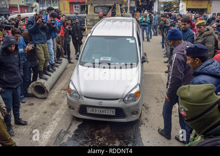 18 janvier 2019 - Srinagar, Jammu & Kashmir, Inde - Jammu-et-Cachemire vu police déménagement voiture endommagée d'un site d'explosion au centre-ville de Srinagar Lal chowk. Credit : Idrees Abbas/SOPA Images/ZUMA/Alamy Fil Live News Banque D'Images