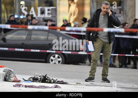 Prague, République tchèque. 18 Sep, 2019. Vêtements brûlés est vu sur la scène de l'accident à la partie supérieure de la Place Venceslas de Prague, en République tchèque, où un homme, né en 1964, versé sur lui et combustibles s'est immolé par le feu le Vendredi, Janvier 18, 2019. Les passants ont réussi à éteindre le feu, son visage et ses mains sont brûlées. L'inspection de la police de l'incident. Les ambulanciers ont dit aux médias que l'homme a subi des brûlures sur 30  % de son corps. Il a été induit en sommeil artificiel et hospitalisé. Photo : CTK Vit Simanek/Photo/Alamy Live News Banque D'Images