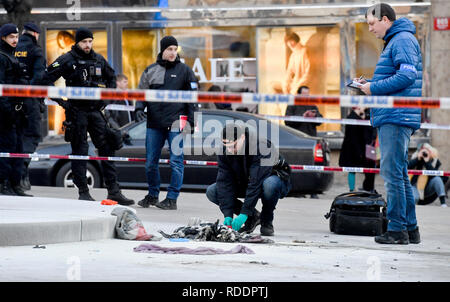 Prague, République tchèque. 18 Sep, 2019. Vêtements brûlés est vu sur la scène de l'accident à la partie supérieure de la Place Venceslas de Prague, en République tchèque, où un homme, né en 1964, versé sur lui et combustibles s'est immolé par le feu le Vendredi, Janvier 18, 2019. Les passants ont réussi à éteindre le feu, son visage et ses mains sont brûlées. L'inspection de la police de l'incident. Les ambulanciers ont dit aux médias que l'homme a subi des brûlures sur 30  % de son corps. Il a été induit en sommeil artificiel et hospitalisé. Photo : CTK Vit Simanek/Photo/Alamy Live News Banque D'Images