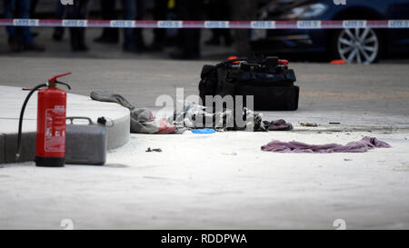 Prague, République tchèque. 18 Sep, 2019. Vêtements brûlés est vu sur la scène de l'accident à la partie supérieure de la Place Venceslas de Prague, en République tchèque, où un homme, né en 1964, versé sur lui et combustibles s'est immolé par le feu le Vendredi, Janvier 18, 2019. Les passants ont réussi à éteindre le feu, son visage et ses mains sont brûlées. L'inspection de la police de l'incident. Les ambulanciers ont dit aux médias que l'homme a subi des brûlures sur 30  % de son corps. Il a été induit en sommeil artificiel et hospitalisé. Credit : Ondrej Deml/CTK Photo/Alamy Live News Banque D'Images