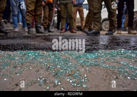 Srinagar, au Cachemire. 18 janvier 2019. Lunettes cassées vu sur le terrain sur le site après l'attaque à la grenade. Une grenade lancés des militants sur une partie de la police dans la ville de Srinagar, endommageant quelques magasins à proximité mais il n'y a pas eu de rapports d'accident, a annoncé la police. Cet attentat intervient moins de 10 jours avant la fête de la République. La sécurité dans la vallée du Cachemire a été augmenté avant le 70e jour de la République de l'Inde. Credit : SOPA/Alamy Images Limited Live News Banque D'Images