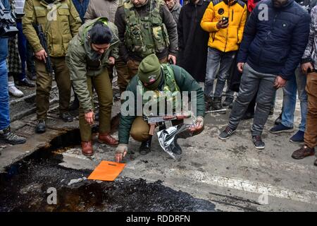 Srinagar, au Cachemire. 18 janvier 2019. Les forces gouvernementales ont vu l'inspection du site après l'attaque à la grenade. Une grenade lancés des militants sur une partie de la police dans la ville de Srinagar, endommageant quelques magasins à proximité mais il n'y a pas eu de rapports d'accident, a annoncé la police. Cet attentat intervient moins de 10 jours avant la fête de la République. La sécurité dans la vallée du Cachemire a été augmenté avant le 70e jour de la République de l'Inde. Credit : SOPA/Alamy Images Limited Live News Banque D'Images