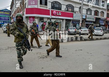 Srinagar, au Cachemire. 18 janvier 2019. Les forces gouvernementales vu patrouiller après l'attaque à la grenade. Une grenade lancés des militants sur une partie de la police dans la ville de Srinagar, endommageant quelques magasins à proximité mais il n'y a pas eu de rapports d'accident, a annoncé la police. Cet attentat intervient moins de 10 jours avant la fête de la République. La sécurité dans la vallée du Cachemire a été augmenté avant le 70e jour de la République de l'Inde. Credit : SOPA/Alamy Images Limited Live News Banque D'Images