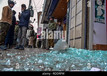 Srinagar, au Cachemire. 18 janvier 2019. Lunettes cassées vu sur le terrain sur le site après l'attaque à la grenade. Une grenade lancés des militants sur une partie de la police dans la ville de Srinagar, endommageant quelques magasins à proximité mais il n'y a pas eu de rapports d'accident, a annoncé la police. Cet attentat intervient moins de 10 jours avant la fête de la République. La sécurité dans la vallée du Cachemire a été augmenté avant le 70e jour de la République de l'Inde. Credit : SOPA/Alamy Images Limited Live News Banque D'Images