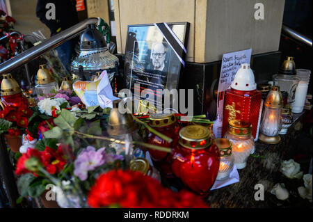 Gdansk, Pologne. 18 janvier, 2019. Portrait de Pawel Adamowicz vu parmi des bougies pendant la période de deuil à la vieille ville.Pawel Adamowicz, le maire de la ville polonaise de Gdansk, fut assassiné sur scène pendant le Grand Orchestre de Charité de Noël, la Pologne est le plus important organisme de bienfaisance. Un cortège funèbre passera par les rues de Gdansk et son cercueil sera exposé jusqu'à minuit à la basilique Sainte-Marie où les citoyens polonais sera en mesure de rendre un dernier hommage au Président de Gdansk. Credit : Omar Marques/SOPA Images/ZUMA/Alamy Fil Live News Banque D'Images