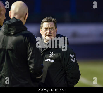 Cowdenbeath, Ecosse, Royaume-Uni. La quatrième série de William Hill Scottish Cup match entre les Glasgow Rangers et Cowdenbeath reportée fin sur après une plainte de l'homme sur un kit Rangers surface gelée. L'arbitre local Scott a inspecté le terrain et d'accord. Sur la photo : kit Rangers homme Jimmy Bell. Crédit : Dave Johnston/Alamy Live News Banque D'Images