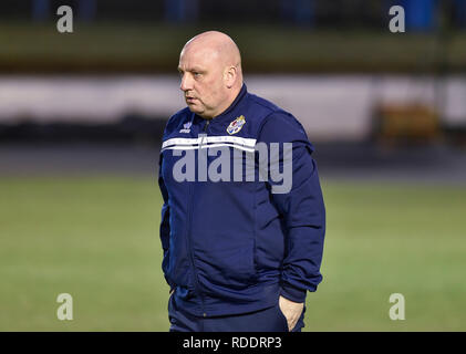 Cowdenbeath, Ecosse, Royaume-Uni. La quatrième série de William Hill Scottish Cup match entre les Glasgow Rangers et Cowdenbeath reportée fin sur après une plainte de l'homme sur un kit Rangers surface gelée. L'arbitre local Scott a inspecté le terrain et d'accord. Sur la photo : Cowdenbeath manager Gary Bolan inspecte le terrain que le match est annulé. Crédit : Dave Johnston/Alamy Live News Banque D'Images