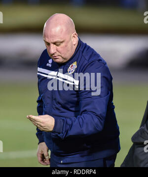 Cowdenbeath, Ecosse, Royaume-Uni. La quatrième série de William Hill Scottish Cup match entre les Glasgow Rangers et Cowdenbeath reportée fin sur après une plainte de l'homme sur un kit Rangers surface gelée. L'arbitre local Scott a inspecté le terrain et d'accord. Sur la photo : Cowdenbeath manager Gary Bolan inspecte le terrain que le match est annulé. Crédit : Dave Johnston/Alamy Live News Banque D'Images