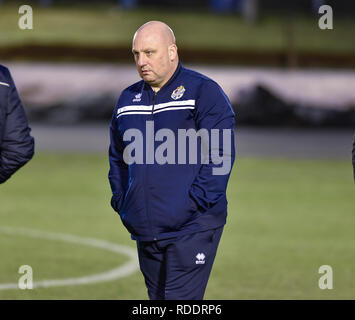 Cowdenbeath, Ecosse, Royaume-Uni. La quatrième série de William Hill Scottish Cup match entre les Glasgow Rangers et Cowdenbeath reportée fin sur après une plainte de l'homme sur un kit Rangers surface gelée. L'arbitre local Scott a inspecté le terrain et d'accord. Sur la photo : Cowdenbeath manager Gary Bolan inspecte le terrain que le match est annulé. Crédit : Dave Johnston/Alamy Live News Banque D'Images