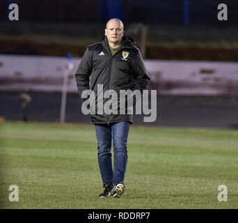 Cowdenbeath, Ecosse, Royaume-Uni. La quatrième série de William Hill Scottish Cup match entre les Glasgow Rangers et Cowdenbeath reportée fin sur après une plainte de l'homme sur un kit Rangers surface gelée. L'arbitre local Scott a inspecté le terrain et d'accord. Photo : Scott Miller arbitre inspecte le terrain avant l'appel de la correspondance. Crédit : Dave Johnston/Alamy Live News Banque D'Images