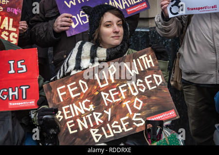 Londres, Royaume-Uni. 18 janvier 2019. Une femme est titulaire d'une affiche "Assez d'être refusé l'entrée aux bus' que les transports pour tous (TFA) posent les militants à l'extérieur du Ministère des transports dans une manifestation pour marquer le 2ème anniversaire de Doug Paulley's 5 ans de bataille pour obtenir la décision de la Cour suprême que les chauffeurs d'autobus doivent exiger que les non-utilisateurs de fauteuil roulant pour faire l'espace pour fauteuil roulant scooter de mobilité et les utilisateurs. Crédit : Peter Marshall/Alamy Live News Banque D'Images