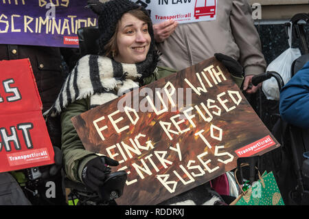 Londres, Royaume-Uni. 18 janvier 2019. Une femme est titulaire d'une affiche "Assez d'être refusé l'entrée aux bus' que les transports pour tous (TFA) posent les militants à l'extérieur du Ministère des transports dans une manifestation pour marquer le 2ème anniversaire de Doug Paulley's 5 ans de bataille pour obtenir la décision de la Cour suprême que les chauffeurs d'autobus doivent exiger que les non-utilisateurs de fauteuil roulant pour faire l'espace pour fauteuil roulant scooter de mobilité et les utilisateurs. Crédit : Peter Marshall/Alamy Live News Banque D'Images