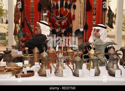 Ahmadi, le Koweït. 18 janvier, 2019. Le café arabe traditionnelle sont affichées à un festival international de l'alimentation dans le gouvernorat de Ahmadi, le Koweït, le 18 janvier 2019. Le Koweït a tenu le Festival International de l'alimentation ici vendredi, avec la participation des ambassades de plus de 30 pays. Credit : Nie Yunpeng/Xinhua/Alamy Live News Banque D'Images