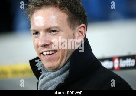 Berlin, Allemagne. 18 janvier, 2019. Soccer : Bundesliga, 1899 Hoffenheim - Bayern Munich, 18e journée, dans le PreZero Arena. Le Nagelsmann Julian formateur Hoffenheim. Credit : Hasan Bratic/DPA - NOTE IMPORTANTE : en conformité avec les exigences de la DFL Deutsche Fußball Liga ou la DFB Deutscher Fußball-Bund, il est interdit d'utiliser ou avoir utilisé des photographies prises dans le stade et/ou la correspondance dans la séquence sous forme d'images et/ou vidéo-comme des séquences de photos./dpa/Alamy Live News Banque D'Images