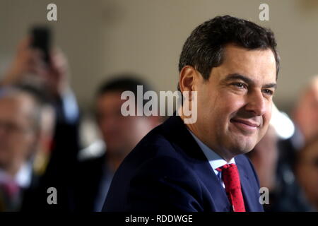 18 janvier 2019 - 18 janvier (Séville, Andalousie) Le Malaga-né Juanma Moreno (PP) a prêté serment ce vendredi que le président de la Junta de AndalucÃ-a - après avoir été investi le mercredi dans le parlement régional avec les voix du parti populaire, les citoyens et Vox.a prêté serment lors d'un événement institutionnel au Parlement dans lequel il a été enveloppé par le président de la PP, Pablo Casado, l'ex-président du gouvernement et les PP Mariano Rajoy, l'ancien vice-président du gouvernement Soraya SÃ enz¡SantamarÃ de-a et le président de la Xunta de Galicia, Alberto NÃºÃ±ez FeijÃ³o, Amon Banque D'Images
