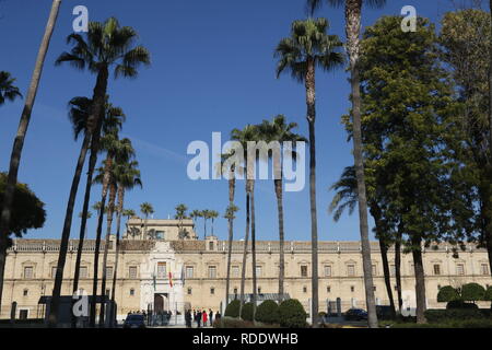 18 janvier 2019 - 18 janvier (Séville, Andalousie) Le Malaga-né Juanma Moreno (PP) a prêté serment ce vendredi que le président de la Junta de AndalucÃ-a - après avoir été investi le mercredi dans le parlement régional avec les voix du parti populaire, les citoyens et Vox.a prêté serment lors d'un événement institutionnel au Parlement dans lequel il a été enveloppé par le président de la PP, Pablo Casado, l'ex-président du gouvernement et les PP Mariano Rajoy, l'ancien vice-président du gouvernement Soraya SÃ enz¡SantamarÃ de-a et le président de la Xunta de Galicia, Alberto NÃºÃ±ez FeijÃ³o, Amon Banque D'Images