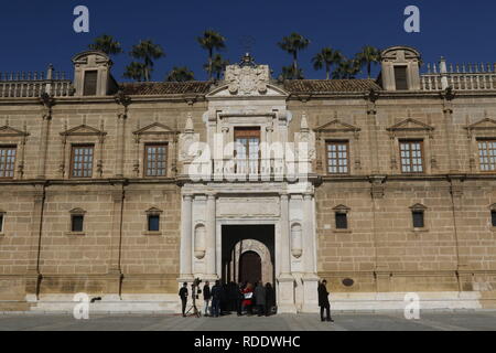 18 janvier 2019 - 18 janvier (Séville, Andalousie) Le Malaga-né Juanma Moreno (PP) a prêté serment ce vendredi que le président de la Junta de AndalucÃ-a - après avoir été investi le mercredi dans le parlement régional avec les voix du parti populaire, les citoyens et Vox.a prêté serment lors d'un événement institutionnel au Parlement dans lequel il a été enveloppé par le président de la PP, Pablo Casado, l'ex-président du gouvernement et les PP Mariano Rajoy, l'ancien vice-président du gouvernement Soraya SÃ enz¡SantamarÃ de-a et le président de la Xunta de Galicia, Alberto NÃºÃ±ez FeijÃ³o, Amon Banque D'Images