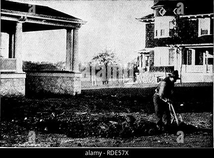 . Pelouses, et comment les faire : avec la tenue convenable de putting greens . Les pelouses. Plate III. Si le sol naturel n'est pas des meilleurs, briser les quelques pouces. Veuillez noter que ces images sont extraites de la page numérisée des images qui peuvent avoir été retouchées numériquement pour plus de lisibilité - coloration et l'aspect de ces illustrations ne peut pas parfaitement ressembler à l'œuvre originale.. Barron, Leonard, 1868-1938. Garden City, N. Y. : Doubleday, Page &AMP ; Co. Banque D'Images