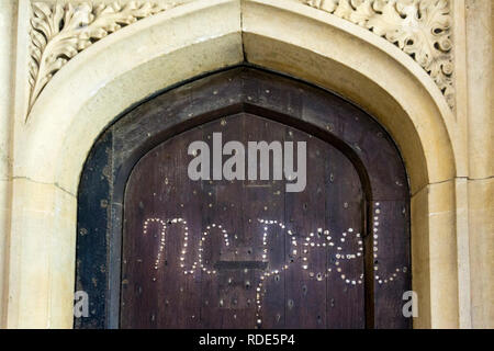 19e siècle aucun graffiti Peel clouées dans une porte à Christ Church (Oxford) se réfère à Robert Peel, prospective MP pour l'université. Banque D'Images