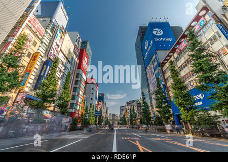 Tokyo, 5 août 2018 : Motion Blurred personnes marchant sur les rues de Tokyo en fin de semaine. Hi-tech et d'animation maga magasins panneaux dans Akihabara Electri Banque D'Images