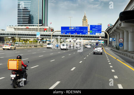 Dubaï, Émirats arabes unis 11. 05. 2018 : vue sur Dubaï autoroute infrastructure avec des voitures et une moto livraison Banque D'Images