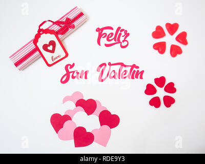 San Valentin déco a avec un doux fort, jelly beans cœurs dans un cercle et lire des coeurs en papier rose al Banque D'Images