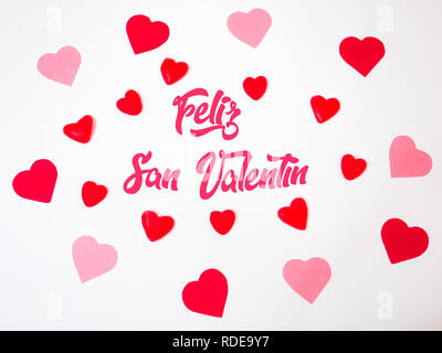 San Valentine's coeur décorations formées avec des papiers rouges et roses et jelly beans et oursons gélifiés. Valetine jour San Banque D'Images