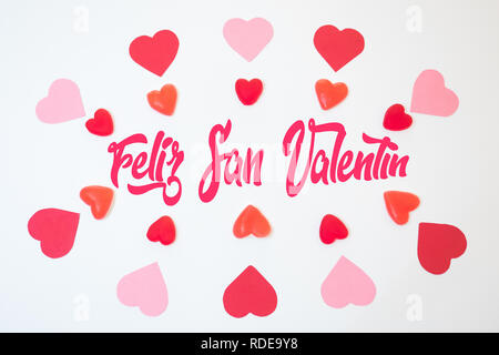 San Valentine's coeur décorations formées avec des papiers rouges et roses et jelly beans et oursons gélifiés. Valetine jour San Banque D'Images