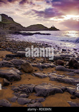 Une aube voir de Mumbles Head dans la Baie de Swansea, Pays de Galles. Banque D'Images