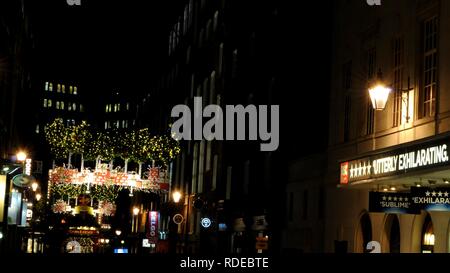 La lumière de Noël 2017 afficher plus de Earlham Street de Seven Dials avec Cambridge Theatre en premier plan, Londres, Royaume-Uni. Banque D'Images