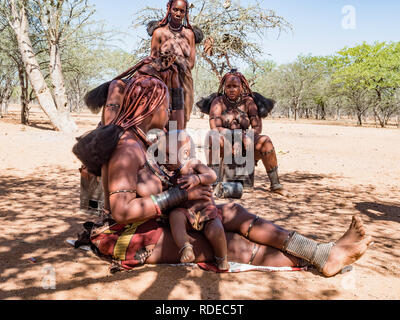 La Namibie, KAMANJAB, le 4 décembre 2018, tribu Himba femme avec enfant, dans le village de peuple Himba Les himbas sont une minorité et dans une tribu traditionnelle Banque D'Images