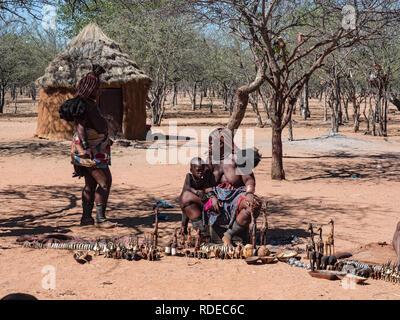 La Namibie, KAMANJAB, le 4 décembre 2018, tribu Himba femme avec enfant, dans le village de peuple Himba Les himbas sont une minorité et dans une tribu traditionnelle Banque D'Images