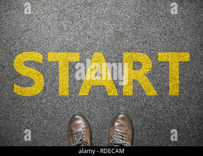 Chaussures homme d'étape pour démarrer word sur route, concept d'entreprise Banque D'Images