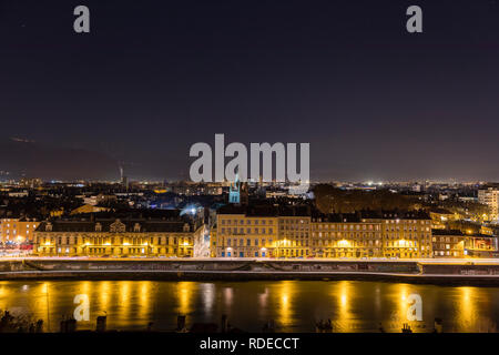 Grenoble, France, janvier 2019 : Ville de nuit avec la rivière isère. Banque D'Images