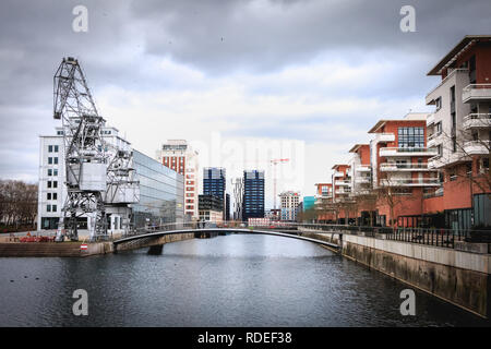 Strasbourg, France - 28 décembre 2017 - détails architecturaux d'un nouveau quartier de la ville avec son bassin d'Austerlitz et la bibliothèque multimédia rénové cran Banque D'Images