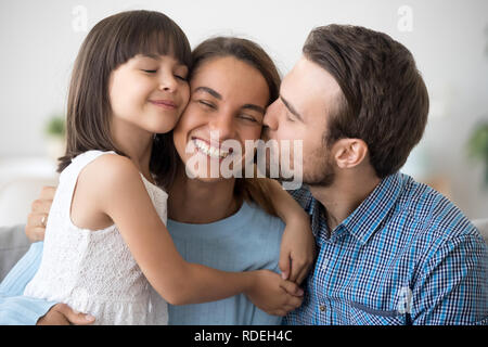 Mari aimant et cute kid fille embrassant les baisers heureux wom Banque D'Images