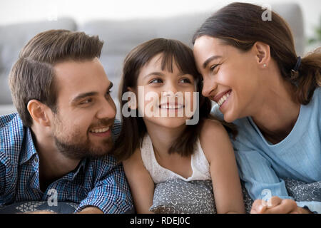 Fille enfant heureux d'avoir du plaisir avec des parents aimants aimant Banque D'Images