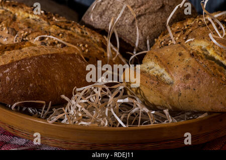 Close-up of pain artisanal dans un panier Banque D'Images