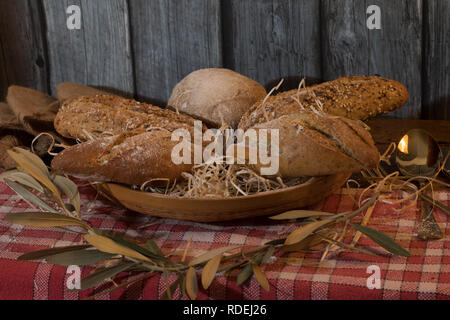Pain artisanal dans un panier avec fond de bois Banque D'Images