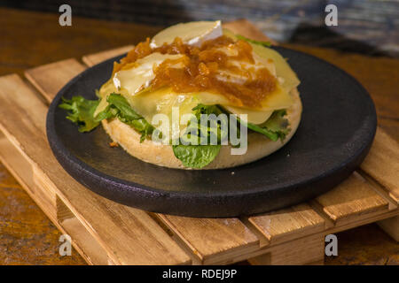 Hamburger végétarien avec du fromage et du ketchup sur la plaque en bois noir Banque D'Images