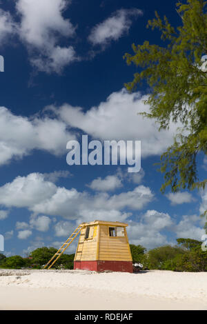 L'original en bois jaune lifeguard station sur la plage de l'entreprise, de la Barbade, baigné dans un ciel bleu magnifique avec des nuages gonflés. Banque D'Images